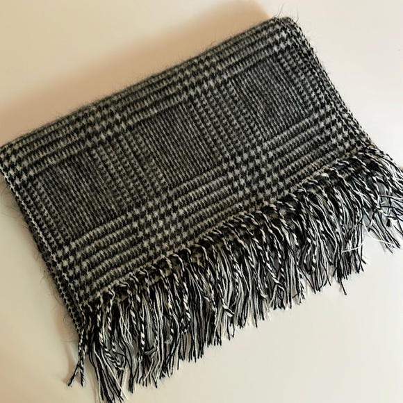 Other - Men’s Black & White Scarf